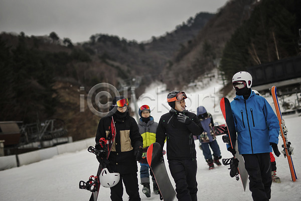 20대 30대 40대 남자 성인남자만 여러명 한국인 JPG 앞모습 포토 걷기 겨울 고글 들기 상반신 설원 스노우보더 스노우보드 스키 스키복 스키선수 스키장 야외 용평스키장 주간 헬멧