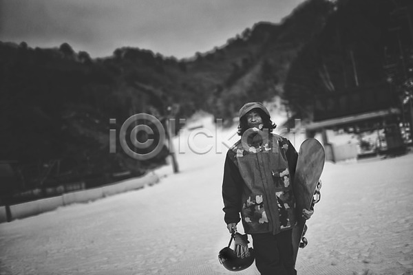 30대 남자 성인남자한명만 장년남자한명만 한국인 한명 JPG 앞모습 포토 흑백 겨울 들기 상반신 서기 설원 스노우보더 스노우보드 스키복 스키장 야외 용평스키장 주간 헬멧