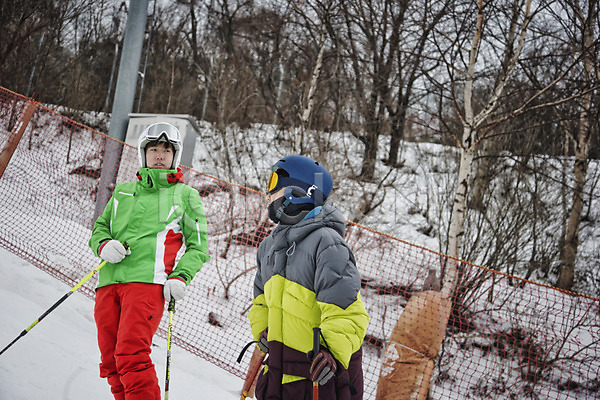 20대 30대 남자 두명 성인남자만 한국인 JPG 포토 겨울 고글 상반신 서기 스키 스키복 스키선수 스키장 야외 용평스키장 주간 폴 헬멧