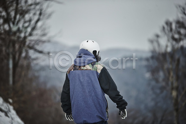 30대 남자 성인남자한명만 장년남자한명만 한국인 한명 JPG 뒷모습 포토 겨울 상반신 서기 스노우보더 스키복 스키장 야외 용평스키장 주간 헬멧