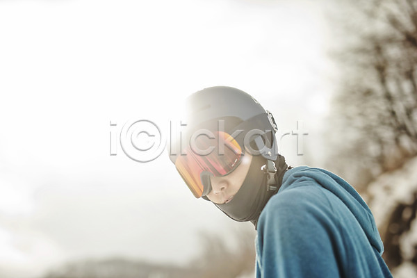 30대 남자 성인남자한명만 장년남자한명만 한국인 한명 JPG 옆모습 포토 겨울 고글 상반신 스키복 스키선수 스키장 야외 용평스키장 주간 햇빛 헬멧