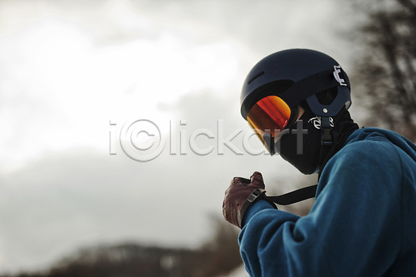 30대 남자 성인남자한명만 장년남자한명만 한국인 한명 JPG 옆모습 포토 겨울 고글 상반신 스키복 스키선수 스키장 야외 용평스키장 주간 헬멧