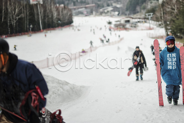30대 군중 남자 여러명 한국인 JPG 앞모습 포토 걷기 겨울 고글 상반신 설원 스노우보더 스노우보드 스키 스키복 스키선수 스키장 야외 용평스키장 전신 주간 헬멧