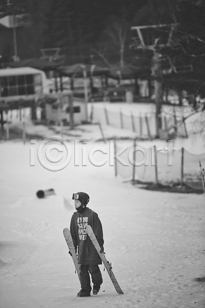 30대 남자 성인남자한명만 장년남자한명만 한국인 한명 JPG 포토 흑백 걷기 겨울 고글 들기 서기 설원 스키 스키복 스키선수 스키장 야외 용평스키장 전신 주간 헬멧