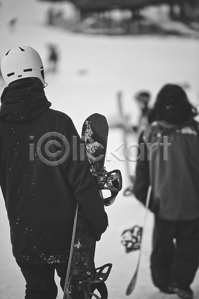20대 30대 남자 두명 성인남자만 한국인 JPG 뒷모습 아웃포커스 포토 흑백 겨울 들기 상반신 서기 스노우보더 스노우보드 스키복 스키장 야외 용평스키장 주간 헬멧