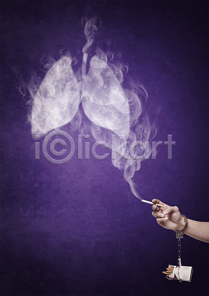 신체부위 한명 PSD 편집이미지 담배 담배갑 담배연기 들기 손 수갑 폐렴 폐암 한손 허파 흡연