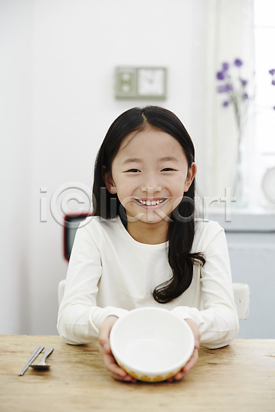 즐거움 소녀(어린이) 소녀한명만 어린이 어린이만 여자 한국인 한명 JPG 앞모습 포토 들기 미소(표정) 밥그릇 상반신 식사 실내 어린이라이프
