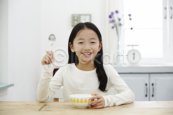 즐거움 소녀(어린이) 소녀한명만 어린이 어린이만 여자 한국인 한명 JPG 앞모습 포토 들기 미소(표정) 밥그릇 상반신 숟가락 식사 실내 앉기 어린이라이프
