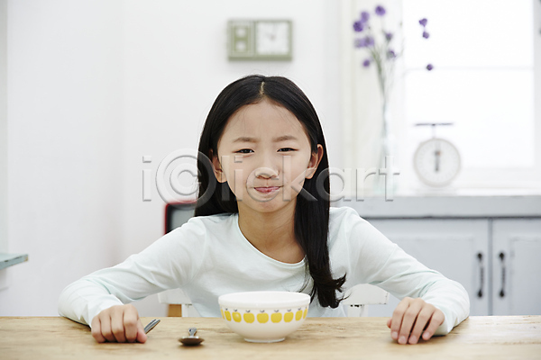 지루함 소녀(어린이) 소녀한명만 어린이 어린이만 여자 한국인 한명 JPG 앞모습 포토 기다림 밥그릇 상반신 식사 실내 앉기 어린이라이프 찡그림