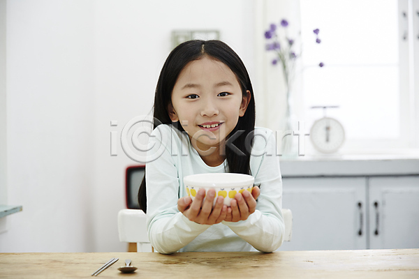즐거움 소녀(어린이) 소녀한명만 어린이 어린이만 여자 한국인 한명 JPG 앞모습 포토 들기 미소(표정) 밥그릇 상반신 식사 실내 앉기 어린이라이프
