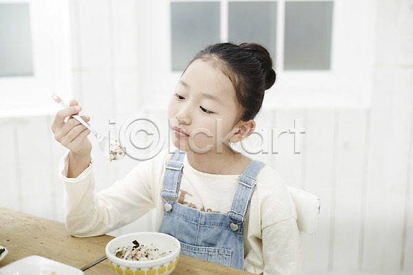 불만족 지루함 소녀(어린이) 소녀한명만 어린이 어린이만 여자 한국인 한명 JPG 앞모습 포토 들기 반찬투정 상반신 숟가락 식사 실내 앉기 어린이라이프