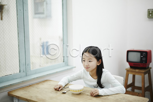 즐거움 소녀(어린이) 소녀한명만 어린이 어린이만 여자 한국인 한명 JPG 앞모습 포토 밥그릇 상반신 식사 식탁 실내 앉기 어린이라이프
