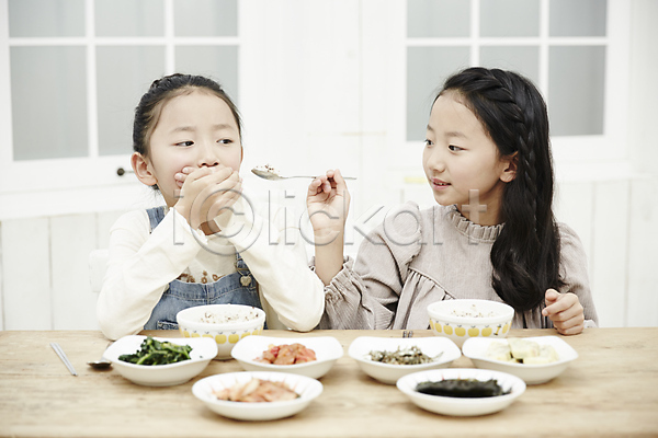 불만족 동양인 두명 소녀만 어린이 어린이만 여자 한국인 JPG 앞모습 포토 가족 들기 미소(표정) 반찬투정 상반신 수비 숟가락 식사 실내 쌍둥이 앉기 어린이라이프 음식 자매
