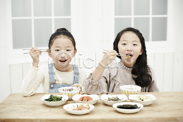 다정 화목 동양인 두명 소녀만 어린이 어린이만 여자 한국인 JPG 앞모습 포토 가족 들기 먹기 미소(표정) 상반신 식사 실내 쌍둥이 어린이라이프 음식 자매 젓가락