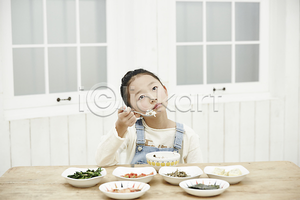 불만족 소녀(어린이) 소녀한명만 어린이 어린이만 여자 한국인 한명 JPG 앞모습 포토 들기 반찬투정 상반신 숟가락 식사 실내 앉기 어린이라이프 음식 편식