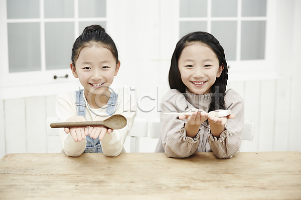 다정 비교 화목 동양인 두명 소녀만 어린이 어린이만 여자 한국인 JPG 앞모습 포토 가족 들기 미소(표정) 상반신 식사 실내 쌍둥이 앉기 어린이라이프 은수저 자매 흙수저