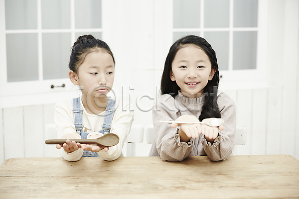 비교 동양인 두명 소녀만 어린이 어린이만 여자 한국인 JPG 앞모습 포토 가족 들기 미소(표정) 상반신 식사 실내 쌍둥이 앉기 어린이라이프 은수저 자매 흙수저