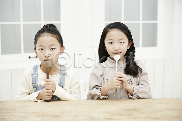 비교 동양인 두명 소녀만 어린이 어린이만 여자 한국인 JPG 앞모습 포토 가족 들기 미소(표정) 상반신 식사 실내 쌍둥이 앉기 어린이라이프 은수저 자매 흙수저