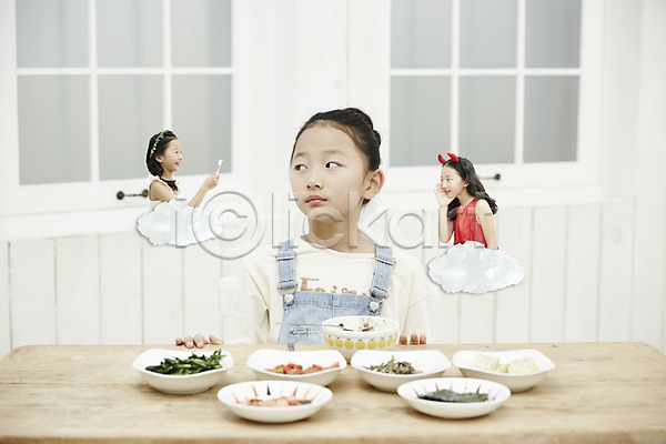 불만족 소녀(어린이) 소녀한명만 어린이 어린이만 여자 한국인 한명 JPG 앞모습 포토 반찬 반찬투정 상반신 식사 실내 악마 앉기 어린이라이프 천사 편식
