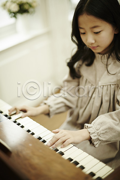 집중 소녀(어린이) 소녀한명만 어린이 어린이만 여자 한국인 한명 JPG 앞모습 포토 건반 상반신 실내 악기 앉기 어린이라이프 연주 취미 피아노(악기)