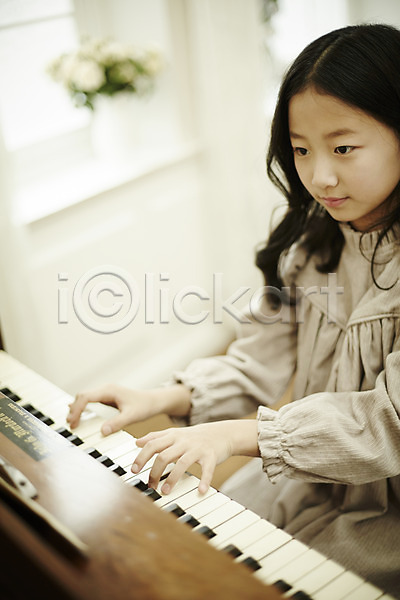 집중 소녀(어린이) 소녀한명만 어린이 어린이만 여자 한국인 한명 JPG 앞모습 포토 건반 미소(표정) 상반신 실내 악기 앉기 어린이라이프 연주 취미 피아노(악기)