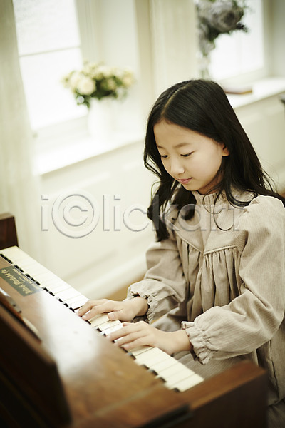 집중 소녀(어린이) 소녀한명만 어린이 어린이만 여자 한국인 한명 JPG 앞모습 포토 건반 미소(표정) 상반신 실내 악기 앉기 어린이라이프 연주 취미 피아노(악기)