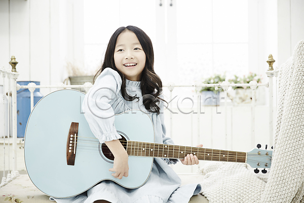 여유 소녀(어린이) 소녀한명만 어린이 어린이만 여자 한국인 한명 JPG 앞모습 포토 기타 미소(표정) 상반신 소파 실내 앉기 어린이라이프 연주 취미