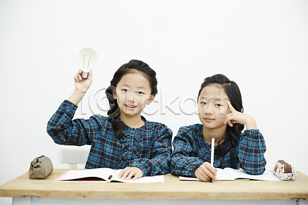 다정 화목 동양인 두명 소녀만 어린이 어린이만 여자 한국인 JPG 앞모습 포토 가족 들기 미소(표정) 상반신 실내 쌍둥이 앉기 어린이라이프 자매 전구 책상