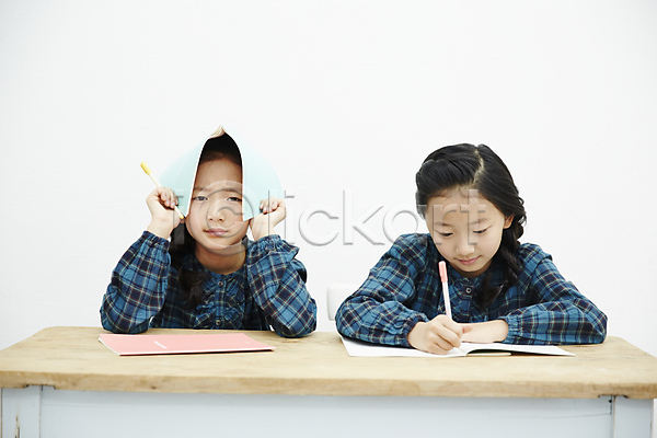 다정 지루함 화목 동양인 두명 소녀만 어린이 어린이만 여자 한국인 JPG 앞모습 포토 가족 미소(표정) 상반신 실내 쌍둥이 앉기 어린이라이프 자매 책상