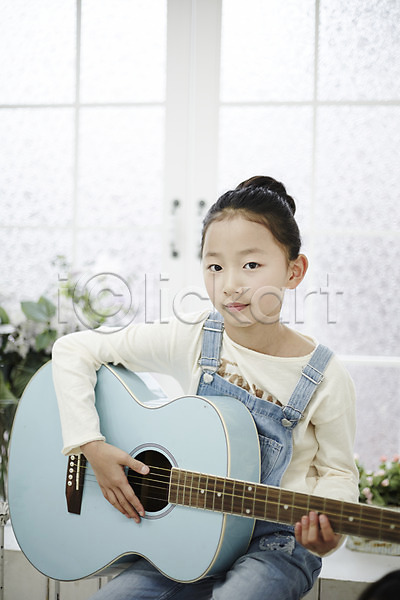 여유 소녀(어린이) 소녀한명만 어린이 어린이만 여자 한국인 한명 JPG 앞모습 포토 기타 들기 미소(표정) 상반신 실내 앉기 어린이라이프 연주 취미
