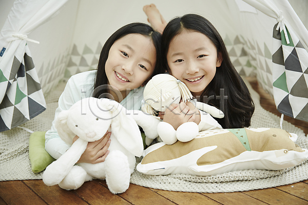 다정 즐거움 화목 동양인 두명 소녀만 어린이 어린이만 여자 한국인 JPG 앞모습 포토 가족 놀이 미소(표정) 실내 쌍둥이 어린이라이프 엎드리기 인형 자매 텐트