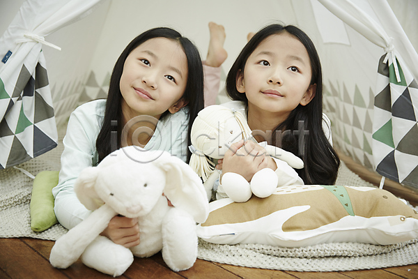 다정 즐거움 화목 동양인 두명 소녀만 어린이 어린이만 여자 한국인 JPG 앞모습 포토 가족 놀이 미소(표정) 상반신 실내 쌍둥이 어린이라이프 엎드리기 응시 인형 자매 텐트
