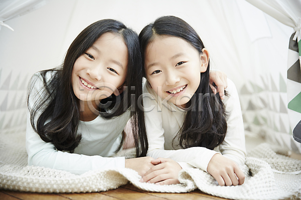 다정 즐거움 화목 동양인 두명 소녀만 어린이 어린이만 여자 한국인 JPG 앞모습 포토 가족 놀이 머리맞대기 미소(표정) 상반신 실내 쌍둥이 어린이라이프 엎드리기 자매 텐트