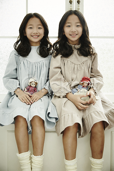 다정 즐거움 화목 동양인 두명 소녀만 어린이 어린이만 여자 한국인 JPG 앞모습 포토 가족 놀이 들기 미소(표정) 상반신 실내 쌍둥이 앉기 어린이라이프 인형 자매 창가