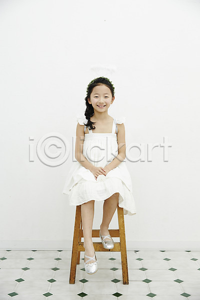 러블리 소녀(어린이) 소녀한명만 어린이 어린이만 여자 한국인 한명 JPG 앞모습 포토 놀이 미소(표정) 실내 앉기 어린이라이프 의자 전신 천사