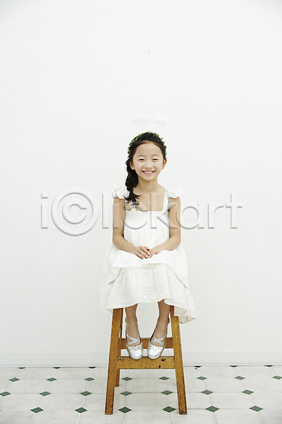 러블리 소녀(어린이) 소녀한명만 어린이 어린이만 여자 한국인 한명 JPG 앞모습 포토 놀이 미소(표정) 실내 앉기 어린이라이프 의자 전신 천사