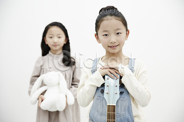 동양인 두명 소녀만 어린이 어린이만 여자 한국인 JPG 아웃포커스 앞모습 포토 가족 기타 놀이 들기 미소(표정) 상반신 서기 실내 쌍둥이 어린이라이프 인형 자매