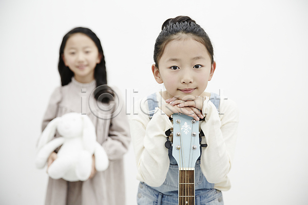 동양인 두명 소녀만 어린이 어린이만 여자 한국인 JPG 아웃포커스 앞모습 포토 가족 기타 놀이 들기 미소(표정) 상반신 서기 실내 쌍둥이 어린이라이프 인형 자매