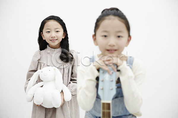 동양인 두명 소녀만 어린이 어린이만 여자 한국인 JPG 앞모습 포토 가족 기타 놀이 들기 미소(표정) 상반신 서기 실내 쌍둥이 어린이라이프 인형 자매