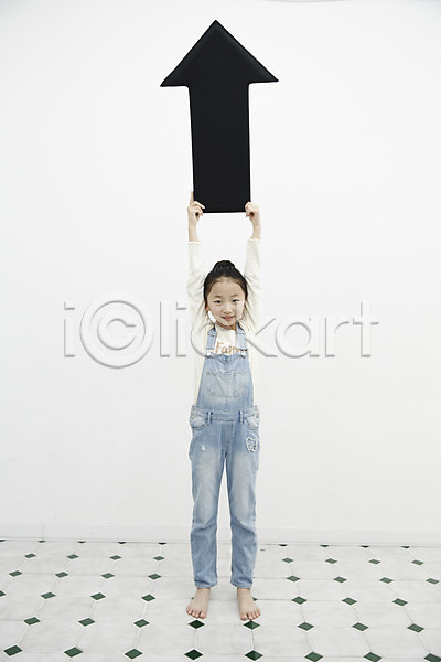 즐거움 소녀(어린이) 소녀한명만 어린이 어린이만 여자 한국인 한명 JPG 앞모습 포토 놀이 들기 미소(표정) 방향 서기 실내 어린이라이프 전신 화살표