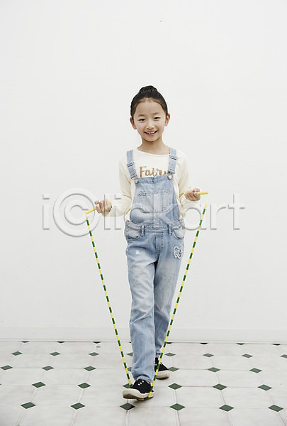 즐거움 소녀(어린이) 소녀한명만 어린이 어린이만 여자 한국인 한명 JPG 앞모습 포토 놀이 들기 미소(표정) 서기 실내 어린이라이프 운동 전신 줄넘기