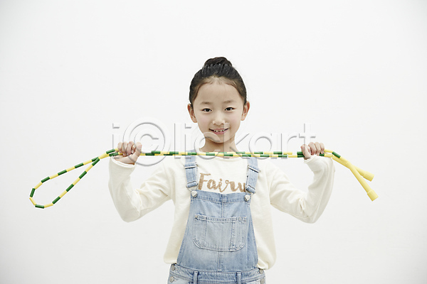 즐거움 소녀(어린이) 소녀한명만 어린이 어린이만 여자 한국인 한명 JPG 앞모습 포토 놀이 들기 미소(표정) 상반신 실내 어린이라이프 줄넘기
