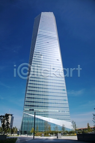 사람없음 JPG 포토 해외이미지 건물 건축양식 고층빌딩 나무 도시 마드리드 반사 비즈니스 스카이라인 스페인 유럽 창문 초록색 크리스탈 타운 탑 파란색 하늘 해외202004