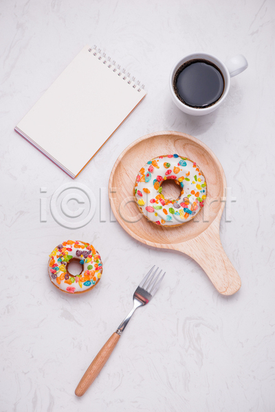 달콤 사람없음 JPG 포토 하이앵글 해외이미지 나무접시 도넛 메모지 실내 커피 커피잔 포크 해외202004 흰배경