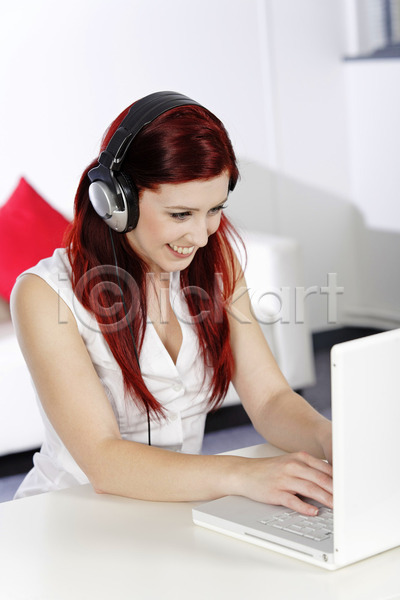 행복 여자 청소년 한명 JPG 포토 해외이미지 노트북 듣기 라이프스타일 미소(표정) 빨간색 음악 작업 주택 컴퓨터 타이핑 해외202004 헤드폰