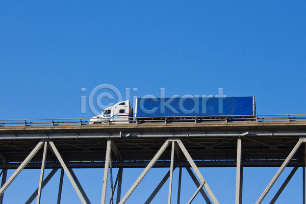 사람없음 JPG 포토 해외이미지 건너기 교통시설 무역 조작 짐차 트럭 트레일러 파란색 해외202004