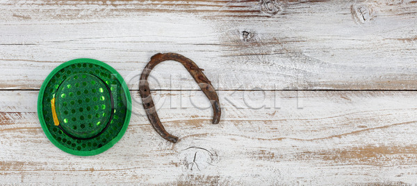 행운 희망 사람없음 JPG 포토 해외이미지 금속 기념 날씨 머리위 목재 백그라운드 봄 성자 시골 심볼 아일랜드 요정 재산 전통 철 초록색 최고 카피스페이스 편자 해외202004 해외포토 황금 휴가 흰색