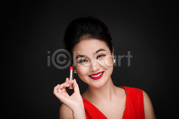 동양인 성인 성인여자한명만 여자 한명 JPG 앞모습 포토 해외이미지 검은색 들기 립스틱 뷰티 상반신 실내 해외202004 화장