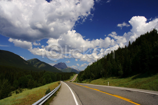 사람없음 JPG 포토 해외이미지 고속도로 공원 구름(자연) 내추럴 도로 로키산맥 루트 산 숲 앨버타 여름(계절) 여행 자연 캐나다 파란색 풍경(경치) 하늘 해외202004 흰색