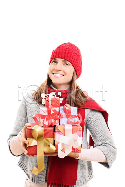 추위 축하 행복 여자 한명 JPG 포토 해외이미지 감정 겨울 고립 놀람 리본 목도리 미소(표정) 빨간색 상자 새해 생일 선물 선물상자 세일 쇼핑 스웨터 옷 유행 이벤트 자르기 잡기 주기 크리스마스 포장 해외202004 휴가